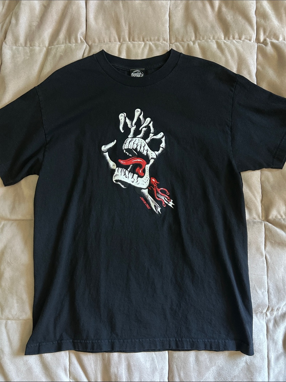 Men’s Santa Cruz short sleeve black tee with red tongue white hand size L